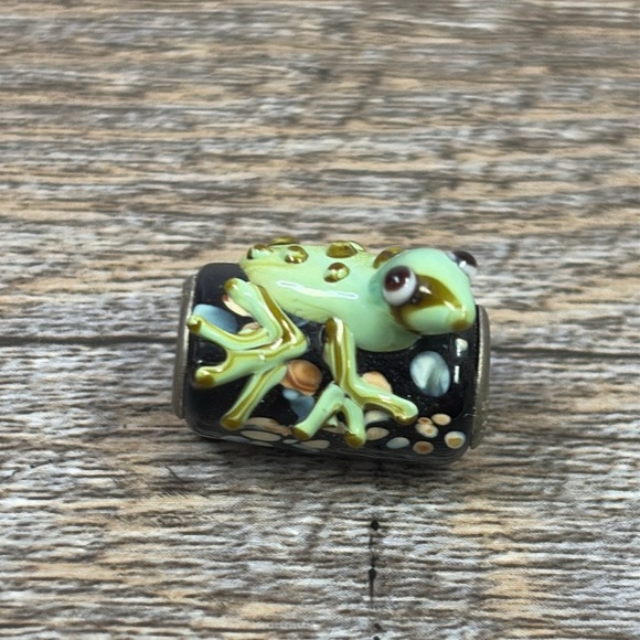 925 Frog Glass Bead Charm - Picture 2 of 6